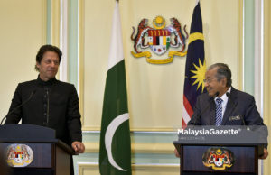 Malaysia, Pakistan bincang isu bersama Perdana Menteri, Tun Dr. Mahathir Mohamad bercakap pada sidang media bersama Perdana Menteri Pakistan, Imran Khan (kiri) di bangunan Perdana Putra, Putrajaya. foto FAREEZ FADZIL, 21 NOVEMBER 2018