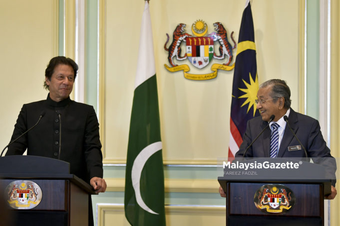 Perdana Menteri, Tun Dr. Mahathir Mohamad bercakap pada sidang media bersama Perdana Menteri Pakistan, Imran Khan (kiri) di bangunan Perdana Putra, Putrajaya. foto FAREEZ FADZIL, 21 NOVEMBER 2018