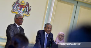 Perdana Menteri, Tun Dr. Mahathir Mohamad (tengah) bercakap pada sidang media selepas mempengerusikan Mesyuarat Jawatankuasa Khas Kabinet Anti Rasuah sambil diiringi Timbalan Perdana Menteri, Datuk Seri Wan Azizah Wan Ismail (kanan) dan Ketua Pengarah Pusat Governans, Integriti dan Anti Rasuah Nasional (GIACC), Tan Sri Abu Kasim Mohamed (kiri) di Bangunan Perdana Putra, Putrajaya. foto FAREEZ FADZIL, 21 NOVEMBER 2018.