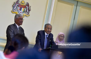 Perdana Menteri, Tun Dr. Mahathir Mohamad (tengah) bercakap pada sidang media selepas mempengerusikan Mesyuarat Jawatankuasa Khas Kabinet Anti Rasuah sambil diiringi Timbalan Perdana Menteri, Datuk Seri Wan Azizah Wan Ismail (kanan) dan Ketua Pengarah Pusat Governans, Integriti dan Anti Rasuah Nasional (GIACC), Tan Sri Abu Kasim Mohamed (kiri) di Bangunan Perdana Putra, Putrajaya. foto FAREEZ FADZIL, 21 NOVEMBER 2018.