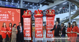 Menteri Pengangkutan Malaysia, Anthony Loke (empat kanan) bergambar bersama Ketua Pegawai Eksekutif Kumpulan AirAsia, Tan Sri Tony Fernandes (empat kiri) dan Pengarah Bebas Bukan Eksekutif Air Asia, Tan Sri Rafidah Aziz (tiga kiri) pada Pengumuman Penerbangan Tambahan AirAsia Tahun Baru Cina di RedQ, KLIA2, Sepang, Selangor. foto SYAFIQ AMBAK, 21 NOVEMBER 2018