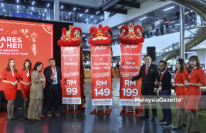 Menteri Pengangkutan Malaysia, Anthony Loke (empat kanan) bergambar bersama Ketua Pegawai Eksekutif Kumpulan AirAsia, Tan Sri Tony Fernandes (empat kiri) dan Pengarah Bebas Bukan Eksekutif Air Asia, Tan Sri Rafidah Aziz (tiga kiri) pada Pengumuman Penerbangan Tambahan AirAsia Tahun Baru Cina di RedQ, KLIA2, Sepang, Selangor. foto SYAFIQ AMBAK, 21 NOVEMBER 2018