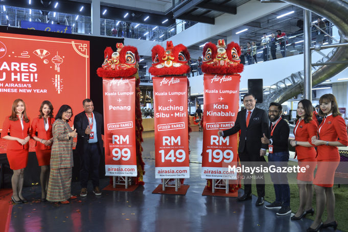 Menteri Pengangkutan Malaysia, Anthony Loke (empat kanan) bergambar bersama Ketua Pegawai Eksekutif Kumpulan AirAsia, Tan Sri Tony Fernandes (empat kiri) dan Pengarah Bebas Bukan Eksekutif Air Asia, Tan Sri Rafidah Aziz (tiga kiri) pada Pengumuman Penerbangan Tambahan AirAsia Tahun Baru Cina di RedQ, KLIA2, Sepang, Selangor. foto SYAFIQ AMBAK, 21 NOVEMBER 2018