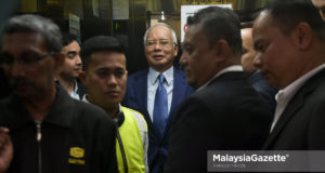 Bekas Perdana Menteri, Datuk Seri Najib Razak ketika keluar dari Mahkamah Sesyen selepas mendengar pengurusan kes atas 25 pertuduhan salah guna kedudukan dan pengubahan wang haram membabitkan 1MDB di Mahkamah Tinggi Kuala Lumpur, Jalan Duta. foto FAREEZ FADZIL, 23 NOVEMBER 2018