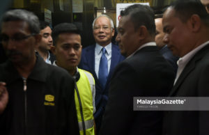 Bekas Perdana Menteri, Datuk Seri Najib Razak ketika keluar dari Mahkamah Sesyen selepas mendengar pengurusan kes atas 25 pertuduhan salah guna kedudukan dan pengubahan wang haram membabitkan 1MDB di Mahkamah Tinggi Kuala Lumpur, Jalan Duta. foto FAREEZ FADZIL, 23 NOVEMBER 2018
