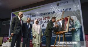 Ahli Parlimen Port Dickson, Datuk Seri Anwar Ibrahim menandatangani "Plak Perasmian Perpustakaan dan Muzium Entografi Melayu" pada Syarahan Za'ba Pengajian Melayu 2018 di Akademi Pengajian Melayu, Universiti Malaya, Kuala Lumpur. foto AFIQ RAZALI, 23 NOVEMBER 2018.