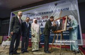 Ahli Parlimen Port Dickson, Datuk Seri Anwar Ibrahim menandatangani "Plak Perasmian Perpustakaan dan Muzium Entografi Melayu" pada Syarahan Za'ba Pengajian Melayu 2018 di Akademi Pengajian Melayu, Universiti Malaya, Kuala Lumpur. foto AFIQ RAZALI, 23 NOVEMBER 2018.
