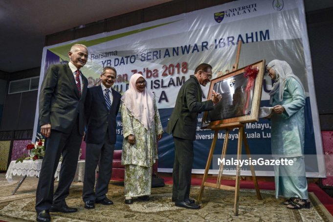 Ahli Parlimen Port Dickson, Datuk Seri Anwar Ibrahim menandatangani 