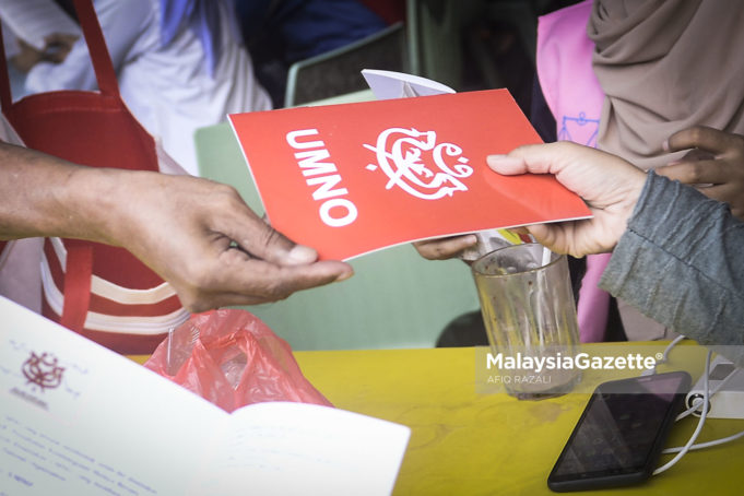 Dua anggota Parlimen dari Negeri Sembilan menafikan akan meninggalkan UMNO dalam masa terdekat seperti mana yang tular di media sosial.