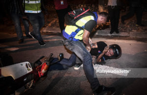 Enggan bersurai: Calon SPM antara empat pemuda ditahan polis