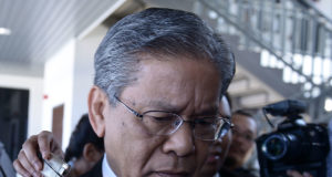 Tan Sri Lodin Wok Kamaruddin meletakkan jawatan sebagai Pengarah Urusan Kumpulan Boustead Holdings Bhd dan melepaskan jawatan dalam anak-anak syarikat tersenarai firma itu.