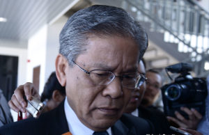 Lodin letak jawatan dalam Boustead dan anak-anak syarikat tersenarai Tan Sri Lodin Wok Kamaruddin meletakkan jawatan sebagai Pengarah Urusan Kumpulan Boustead Holdings Bhd dan melepaskan jawatan dalam anak-anak syarikat tersenarai firma itu.