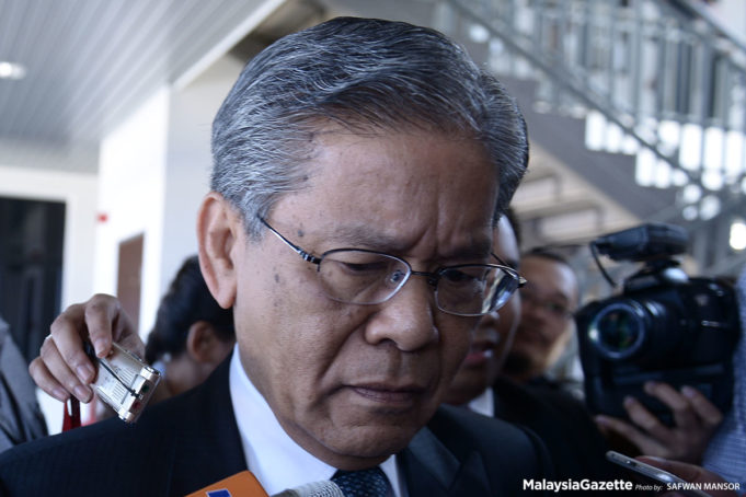 Tan Sri Lodin Wok Kamaruddin meletakkan jawatan sebagai Pengarah Urusan Kumpulan Boustead Holdings Bhd dan melepaskan jawatan dalam anak-anak syarikat tersenarai firma itu.