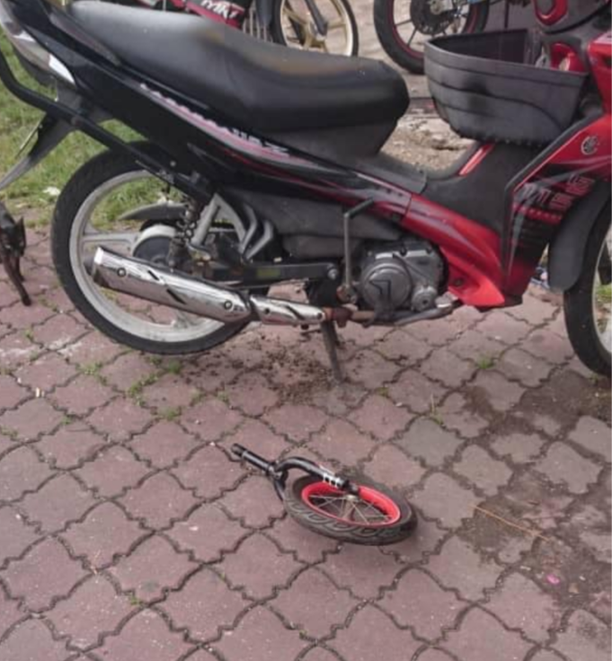 Seorang remaja mengalami kecederaan dan menerima 15 jahitan selepas kepalanya dihempap roda basikal yang dicampak dari sebuah pangsapuri di Jalan Gombak, ibu negara.