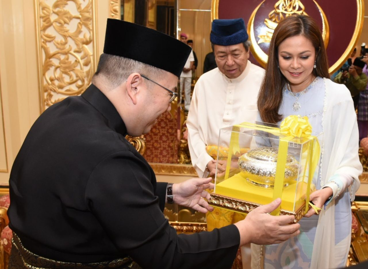 Tengku Permaisuri Selangor terima darjah kebesaran Kelantan