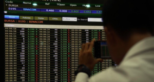 Bursa Malaysia dibuka rendah pagi ini berikutan pasaran menerima berita mengenai prospek penurunan Petronas, selain aktiviti pengambilan untung menjelang hujung minggu.