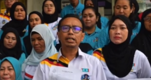 Iswardy Morni bersama penyokongnya membuat laporan polis di Balai Polis Simpang Tiga, hari ini.