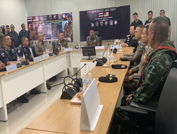 olis Thailand menahan 15 anggota sindiket penipuan ‘Macau Scam’ termasuk 10 lelaki warga Malaysia dalam operasi bersepadu di pekan Danok, yang terletak berhampiran sempadan Malaysia-Thailand.