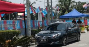 Gambar kereta yang digunakan oleh Shamsul Iskandar Mohd Akin ketika berkempen di Batu Pahat.