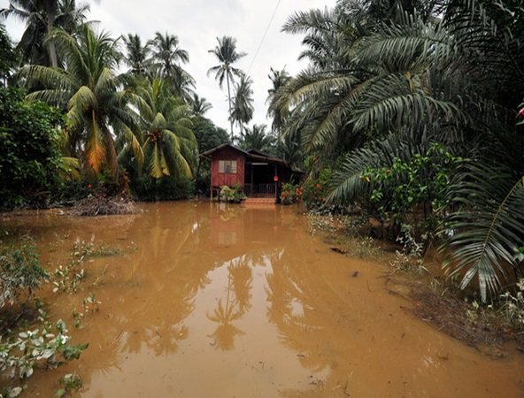 Hujan lebat yang berterusan sejak awal pagi tadi mengakibatkan beberapa kawasan di Kapar dan Meru di sini, mengalami banjir kilat.
