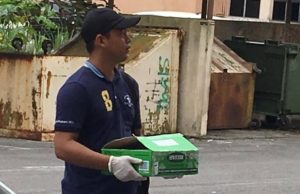 Polis membawa kotak dipercayai mengandungi mayat bayi yang ditemukan di tong samah. - foto facebook Kota Samarahan Kini