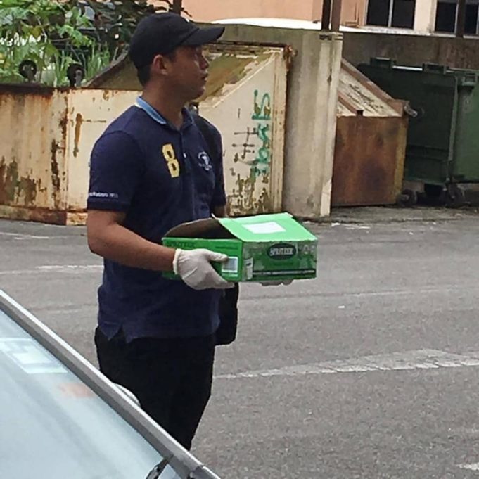 Polis membawa kotak dipercayai mengandungi mayat bayi yang ditemukan di tong samah. - foto facebook Kota Samarahan Kini