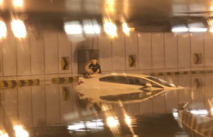 Seorang lelaki nekad keluar daripada keretanya melalui tingkap dan memanjat ke atas bumbung selepas kenderaannya tenggelam ketika melalui terowong di Jalan Tun Razak susulan air bertakung di kawasan itu berikutan hujan lebat petang tadi. 