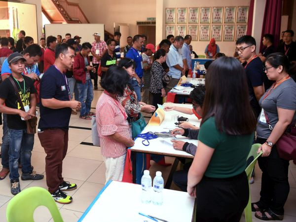 Pemilihan Cabang PKR Keningau hari ini kecoh apabila penyokong seorang calon yang bertanding jawatan Ketua Cabang itu bertindak menceroboh pusat pemilihan selepas pusat berkenaan ditutup pada 4 petang tadi.