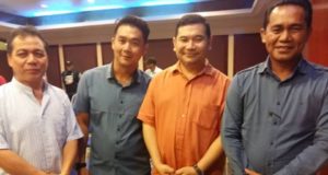 Romansa (kanan) bersama Rafizi pada hari Pemilihan PKR 2018 di Sabah, kelmarin.
