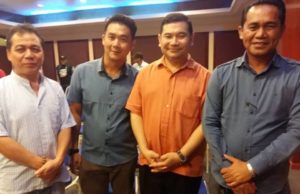 Romansa (kanan) bersama Rafizi pada hari Pemilihan PKR 2018 di Sabah, kelmarin.