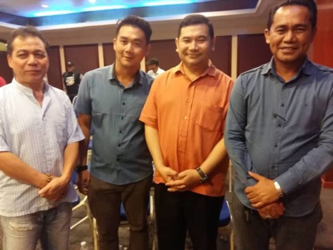 Romansa (kanan) bersama Rafizi pada hari Pemilihan PKR 2018 di Sabah, kelmarin.