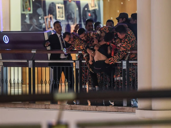 Pengunjung di pusat membeli belah Suria KLCC di sini gempar hari ini apabila seorang lelaki dilihat cuba terjun dari tingkat enam pusat membeli belah itu.