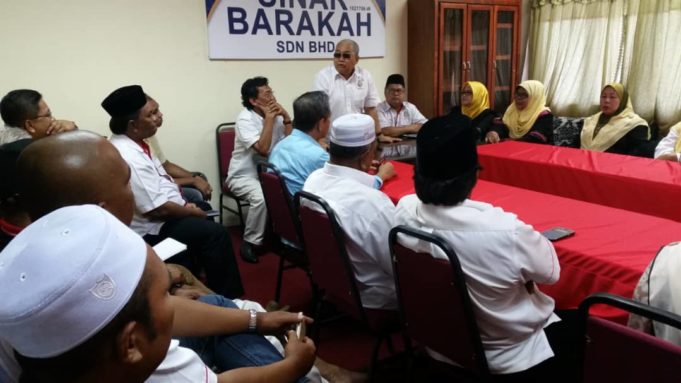 Dr Ibrahim (tengah) menyampaikan ucapan pada pertemuan tertutup beliau dengan kepimpinan tertinggi Perkasa Perak, semalam.