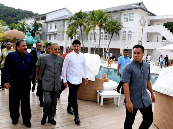 Perdana Menteri Tun Dr Mahathir Mohamad berkata kerajaan tidak sepatutnya terlibat dalam perniagaan tetapi menyerahkannya kepada sektor swasta.