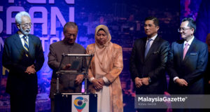 Menteri Perumahan dan Kerajaan Tempatan, Zuraida Kamaruddin mengiringi, Perdana Menteri, Tun Dr. Mahathir Mohamad merasmikan Konvensyen Pemerkasaan Pihak Berkuasa Tempatan (PBT) di Pusat Konvensyen Antarabangsa Putrajaya (PICC), Putrajaya. foto IQBAL BASRI, 10 DISEMBER 2018