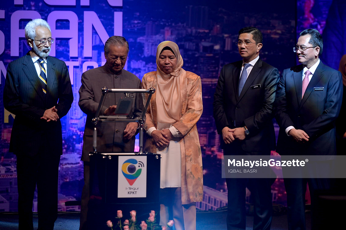 Menteri Perumahan dan Kerajaan Tempatan, Zuraida Kamaruddin mengiringi, Perdana Menteri, Tun Dr. Mahathir Mohamad merasmikan Konvensyen Pemerkasaan Pihak Berkuasa Tempatan (PBT) di Pusat Konvensyen Antarabangsa Putrajaya (PICC), Putrajaya. foto IQBAL BASRI, 10 DISEMBER 2018
