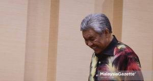 Datuk Seri Dr Ahmad Zahid Hamidi yang menghadapi 46 pertuduhan pecah amanah, pengubahan wang haram dan rasuah, hari ini menarik balik permohonannya untuk mendapatkan pasport yang disimpan oleh Mahkamah Sesyen bagi membolehkannya menunaikan ibadah umrah, di Makkah pada 17 Jan.