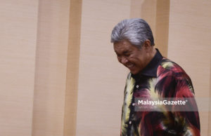 Datuk Seri Dr Ahmad Zahid Hamidi yang menghadapi 46 pertuduhan pecah amanah, pengubahan wang haram dan rasuah, hari ini menarik balik permohonannya untuk mendapatkan pasport yang disimpan oleh Mahkamah Sesyen bagi membolehkannya menunaikan ibadah umrah, di Makkah pada 17 Jan.