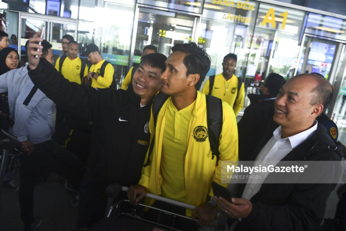 Pemain-pemain Malaysia tiba bagi menghadapi perlawanan akhir kedua Piala AFF Suzuki antara Malaysia menentang Vietnam di Lapangan Terbang Antarabangsa Noi Bai, Vietnam . foto FAREEZ FADZIL, 13 DISEMBER 2018
