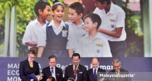 Ketua Setiausaha Kementerian Hal Ehwal Ekonomi, Datuk Saiful Anuar (tengah) bersama Timbalan Menteri Kesihatan, Dr. Lee Boon Chye (dua kiri), Pengarah Negara Bank Dunia bagi Brunei, Malaysia, Filipina dan Thailand, Dr. Mara Warwick (kiri), Pengurus Negara Bank Dunia, Dr. Firas Raad (dua kanan) dan Timbalan Ketua Setiausaha Kementerian Hal Ehwal Ekonomi, Datuk Dr. Noor Zari Hamat (kanan) membaca buku pada Pelancaran '19th Malaysia Economic Monitor on Realizing Human Potential' di Sasana Kijang, Kuala Lumpur. foto FAREEZ FADZIL, 18 DISEMBER 2018