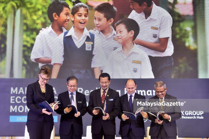 Ketua Setiausaha Kementerian Hal Ehwal Ekonomi, Datuk Saiful Anuar (tengah) bersama Timbalan Menteri Kesihatan, Dr. Lee Boon Chye (dua kiri), Pengarah Negara Bank Dunia bagi Brunei, Malaysia, Filipina dan Thailand, Dr. Mara Warwick (kiri), Pengurus Negara Bank Dunia, Dr. Firas Raad (dua kanan) dan Timbalan Ketua Setiausaha Kementerian Hal Ehwal Ekonomi, Datuk Dr. Noor Zari Hamat (kanan) membaca buku pada Pelancaran '19th Malaysia Economic Monitor on Realizing Human Potential' di Sasana Kijang, Kuala Lumpur. foto FAREEZ FADZIL, 18 DISEMBER 2018
