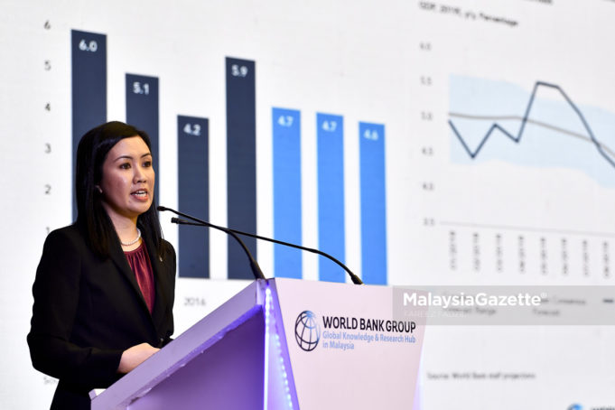 Pakar Ekonomi Bank Dunia, Shakira Teh Sharifuddin berucap pada Pelancaran '19th Malaysia Economic Monitor on Realizing Human Potential' di Sasana Kijang, Kuala Lumpur. foto FAREEZ FADZIL, 18 DISEMBER 2018