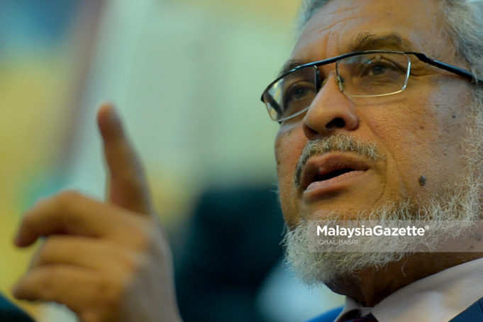 Menteri Wilayah Persekutuan, Khalid Samad bercakap pada sidang media pada Majlis Penyerahan Operasi GoKL dan Pelancaran Penggunaan B10 BioDiesel di Menara DBKL, Kuala Lumpur. foto IQBAL BASRI, 18 DISEMBER 2018.
