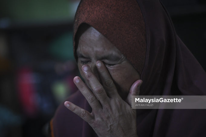 Asma Aziz tidak dapat menahan kesedihan ketika ditemubual mengenai anaknya, Allayarham Muhammad Adib Mohd Kassim yang meninggal dunia akibat insiden rusuhan Kuil Sri Maha Mariamman, USJ 25, Subang Jaya di kediamannya di Kampung Tebengau, Jalan Kuala Kedah, Kedah. foto AFFAN FAUZI, 19 DISEMBER 2018