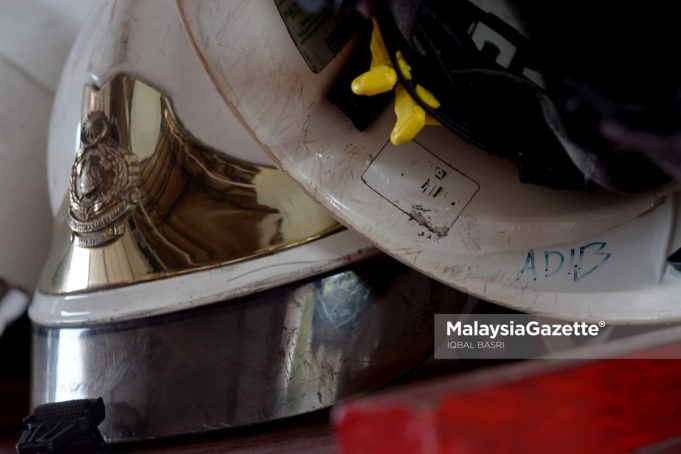 Topi keselamatan Allayarham Muhammad Adib Mohd Kassim '17476' kini menjadi kenangan ketika tinjauan lensa MalaysiaGazette di Balai Bomba Subang Jaya, foto IQBAL BASRI, 19 DISEMBER 2018