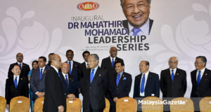 Perdana Menteri, Tun Dr. Mahathir Mohamad (tengah) berbual dengan Presiden Institut Pengurusan Malaysia (MIM), Tun Mohammed Hanif Omar (kiri) ketika hadir pada Majlis Siri Kepimpinan Mahathir Mohamad di Hotel Istana, Kuala Lumpur. foto FAREEZ FADZIL, 19 DISEMBER 2018