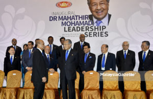 Perdana Menteri, Tun Dr. Mahathir Mohamad (tengah) berbual dengan Presiden Institut Pengurusan Malaysia (MIM), Tun Mohammed Hanif Omar (kiri) ketika hadir pada Majlis Siri Kepimpinan Mahathir Mohamad di Hotel Istana, Kuala Lumpur. foto FAREEZ FADZIL, 19 DISEMBER 2018
