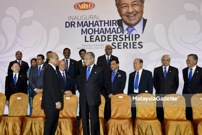 MGF19122018_MAHATHIR LEADERSHIP SERIES_02 Perdana Menteri, Tun Dr. Mahathir Mohamad (tengah) berbual dengan Presiden Institut Pengurusan Malaysia (MIM), Tun Mohammed Hanif Omar (kiri) ketika hadir pada Majlis Siri Kepimpinan Mahathir Mohamad di Hotel Istana, Kuala Lumpur. foto FAREEZ FADZIL, 19 DISEMBER 2018