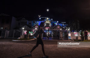 Pemuda Islam jaga rumah penganut Kristian yang ke gereja gambar hiasan