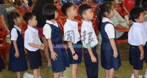 Ada murid yang melakukan kesilapan dengan memadankan kasut hitam dengan stoking putih.
